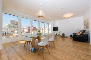 a dining room with a glass table and chairs at Ayuntamiento Panoramic in Valencia