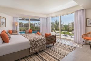 A bed or beds in a room at Steigenberger Resort Ras Soma