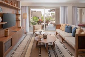 A seating area at Steigenberger Resort Ras Soma
