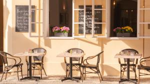 un restaurante con mesas y sillas frente a una pared en Residence Dvorak, en Praga