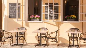 um restaurante com mesas e cadeiras em frente a uma parede em Residence Dvorak em Praga