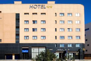 Hotel Vila-real Azul في فيلاريال: مبنى عليه لافتة الفندق