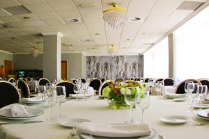 ห้องอาหารหรือที่รับประทานอาหารของ Hotel Vila-real Azul