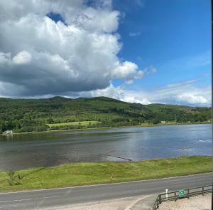 vista para um rio e uma estrada em West Loch House em West Tarbert