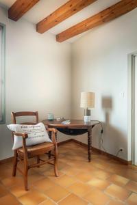 een kamer met een bureau, een stoel en een tafel bij GITE DE L'ORME in Sancerre