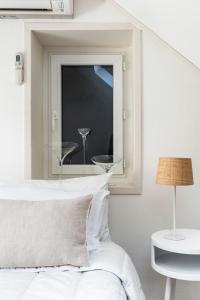 een slaapkamer met een raam met een bed en een tafel bij GITE DE L'ORME in Sancerre