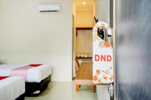 Postel nebo postele na pokoji v ubytování Rahayu Hotel Cirebon