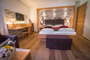 Postel nebo postele na pokoji v ubytování Blatter's Arosa Hotel & Bella Vista SPA