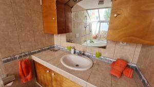 łazienka z umywalką i lustrem w obiekcie Casa EL JARDIN w mieście Morro del Jable +16 zdjęć