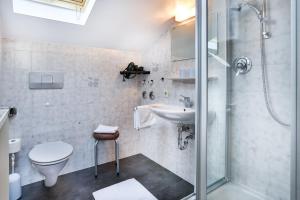 ein Badezimmer mit Dusche, Toilette und Waschbecken in der Unterkunft Haus am Reschenberg Ferienwohnungen in Ramsau bei Berchtesgaden + 18 Fotos
