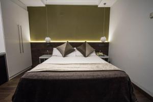 a bedroom with a bed with a green wall at Moderno in Barcelona
