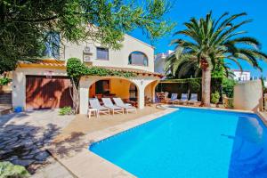 Bazén v ubytovaní Sola - pretty holiday property with garden and private pool in Benissa alebo v jeho blízkosti
