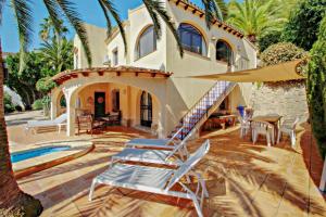 una casa con scala che conduce alla piscina di Sola - pretty holiday property with garden and private pool in Benissa a Benissa