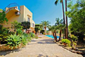 una villa con piscina e palme di Sola - pretty holiday property with garden and private pool in Benissa a Benissa