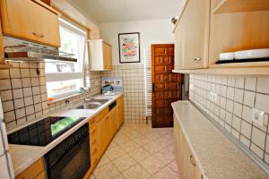 Kuchyňa alebo kuchynka v ubytovaní Sola - pretty holiday property with garden and private pool in Benissa