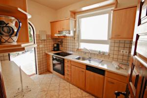 Kuchyňa alebo kuchynka v ubytovaní Sola - pretty holiday property with garden and private pool in Benissa