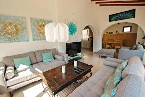 TV a/nebo společenská místnost v ubytování Sola - pretty holiday property with garden and private pool in Benissa