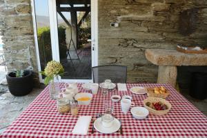 einem Tisch mit einem roten und weißen karierten Tischtuch in der Unterkunft CASA da PISCINA, Quinta do Espinho, Douro Valley in Tabuaço