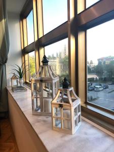 un grupo de faroles sentados en el alféizar de una ventana en Korzo Apartment, Subotica, en Subotica