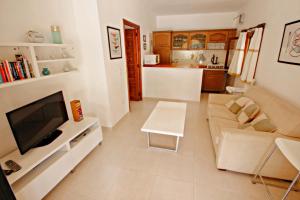 Televízia a/alebo spoločenská miestnosť v ubytovaní Sola - pretty holiday property with garden and private pool in Benissa