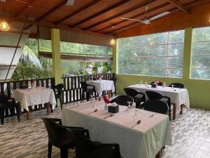 Restaurace v ubytování Green Leaf Guest House - Omadhoo + 35 fotografií