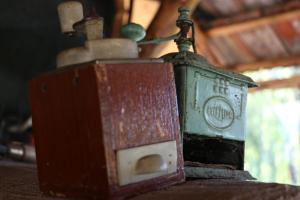 an old wooden box sitting on top of a table at Casa Miliza - Agropensiunea şi Punctul Gastronomic Local, în vecinătatea castelului Salbek in Petriş