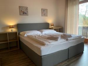 Łóżko lub łóżka w pokoju w obiekcie Pension & Apartments Waldkrieber