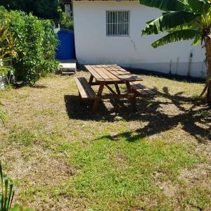 Jardin de l'établissement Maison type F4 vue sur mer