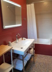 Koupelna v ubytování Hotel Pyrenées Atlantique