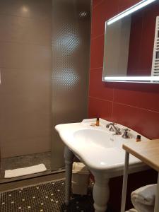 Koupelna v ubytování Hotel Pyrenées Atlantique