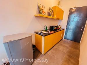 una pequeña cocina con encimera y nevera en Crown3 Suite (City View)@Petaling Jaya, en Petaling Jaya