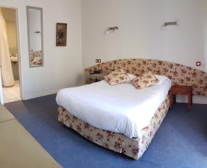 Postel nebo postele na pokoji v ubytování Hotel Pyrenées Atlantique