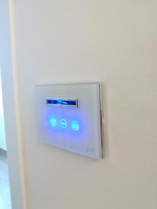 uma porta com um interruptor de luz numa parede em Hotel Flora em Alba Adriatica