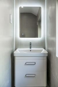 Kúpeľňa v ubytovaní Skyline Serviced Apartments - Flat B Rockingham Way