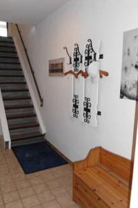 eine Treppe mit Treppenaufgang und eine Wand mit Aufklebern in der Unterkunft Ferienwohnungen Federleicht in Wermelskirchen