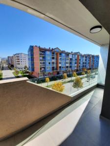 - une vue depuis le balcon d'un immeuble dans l'établissement Apartman Orl Lux, à Lukavica