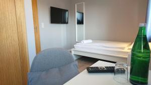 A bed or beds in a room at Ostseehotel Kappeln by team SchleiFee