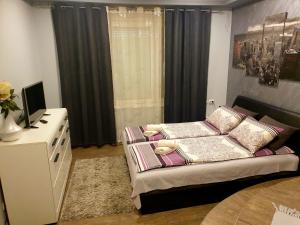 Ένα ή περισσότερα κρεβάτια σε δωμάτιο στο Ceca Apartman