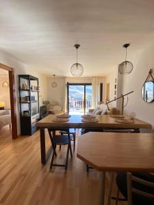 a living room with a table and two chairs at Ático con vistas increibles a pie de pista y garaje incluido in Sierra Nevada