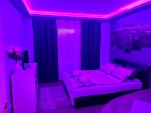 Ένα ή περισσότερα κρεβάτια σε δωμάτιο στο Ceca Apartman