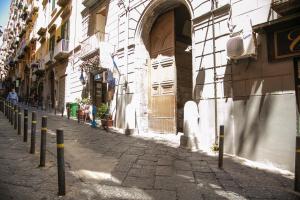 une rue pavée dans une ville avec un bâtiment dans l'établissement Appartament Home Maria, à Naples