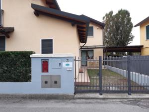 una casa con un edificio con cancello di Villa Stefania a Noventa