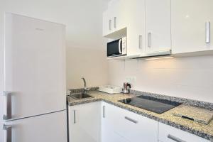 Kuchyň nebo kuchyňský kout v ubytování Apartamentos Ronda Luz