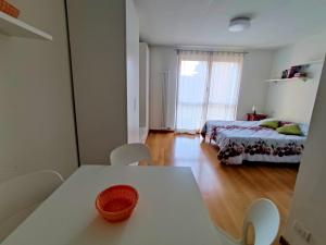 Habitación con mesa, sillas y cama en Soggiorno ai Portici, en Vimercate