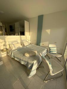 カジャオ・サルバヘにあるLas Barandasのベッドルーム1室(ベッド1台、椅子2脚付)