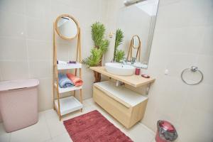 une salle de bain avec un lavabo et un miroir dans l'établissement Superbe vue sur océan, à Pointe-Noire