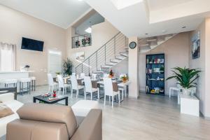 a living room with a couch and a table at Villa Le Terme in Monsummano