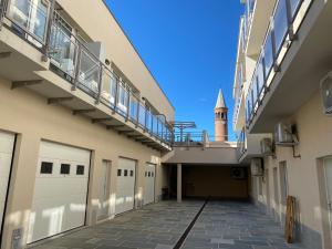een hal van een gebouw met een klokkentoren bij ToSuite - Alba Moretta in Alba