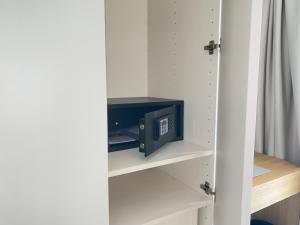 een kleine kast met een tv in een kamer bij ToSuite - Alba Moretta in Alba