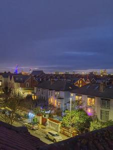 - une vue sur la ville la nuit dans l'établissement Southsea Royale James Bond 3 bed Cool Penthouse, seafront parking, à Portsmouth